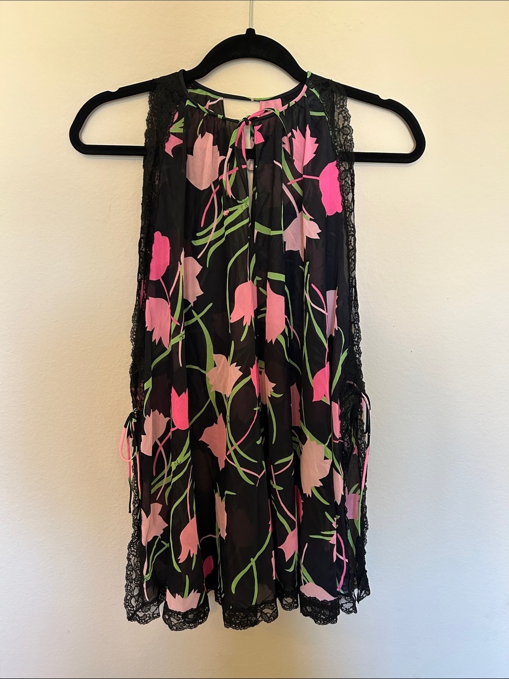 Vintage Claire Sandra Lucie Ann 60’s Black Floral Chemise with Pink Tulip Print